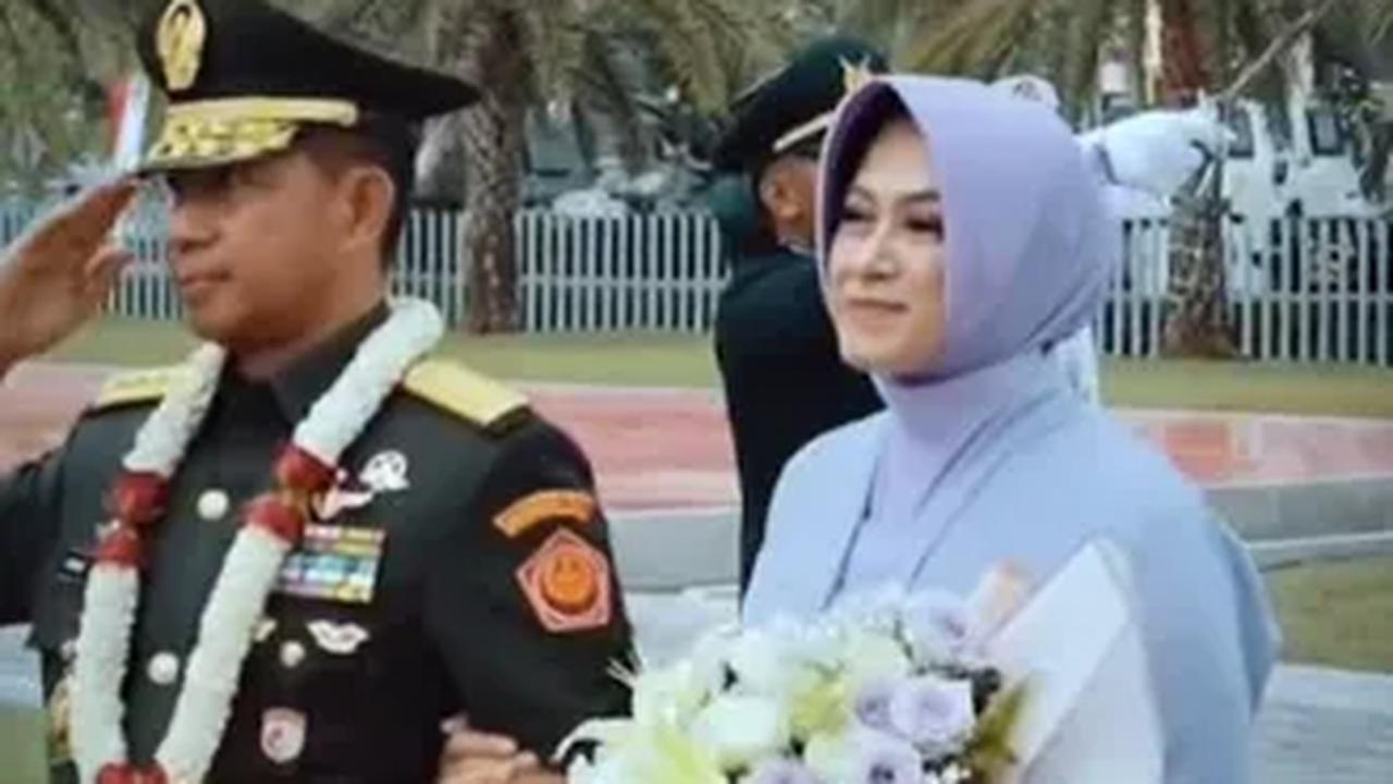 Perlu diketahui, sosok cantik ini merupakan ibu dari tiga anak dan dikenal sebagai pribadi yang ramah juga sederhana. <br>