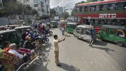 Jalanan kota yang tadinya dipenuhi oleh kerumunan orang yang bergembira setelah kejatuhan Perdana Menteri Hasina, kini terlihat lebih sepi, dengan lebih sedikit kendaraan dan pejalan kaki.  (AP Photo/Rajib Dhar)