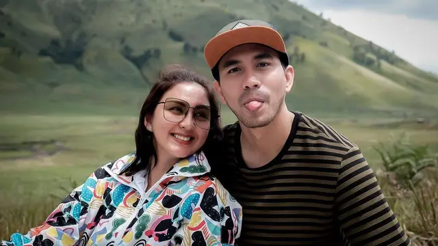 6 Potret Seru Liburan Donna Agnesia dan dan Darius Sinathrya di Bromo