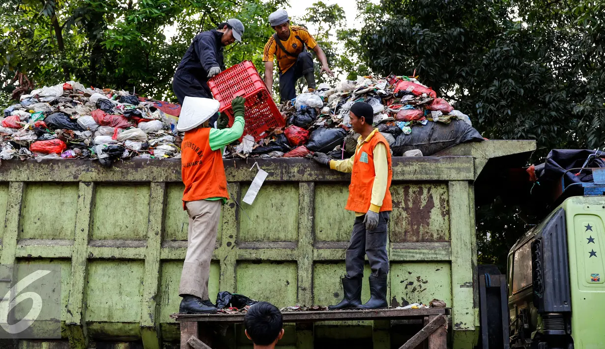 Sejumlah pekerja memindahkan sampah ke truk pengangkut di Transit Pembuangan Sampah, Lenteng Agung, Jakarta, Rabu (19/8/2015). Setiap hari sampah yang diangkut dari Kecamatan Jagakarsa mencapai kisaran 94 ton. (Liputan6.com/Yoppy Renato)