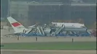 Salah satu kecelakaan pesawat terseburuk. Pesawat Boeing 757-200 China Southern Airlines yang ditabrak oleh Boeing Xianmen Airlines 737-200. (Wikipedia)