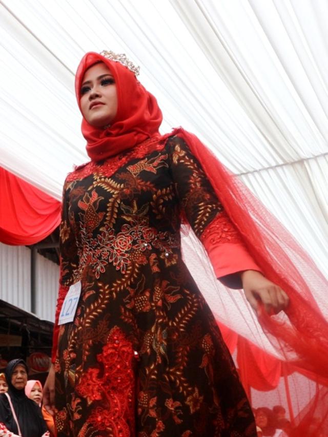 Mengintip Gemulai Pedagang Cantik dalam Balutan Batik  