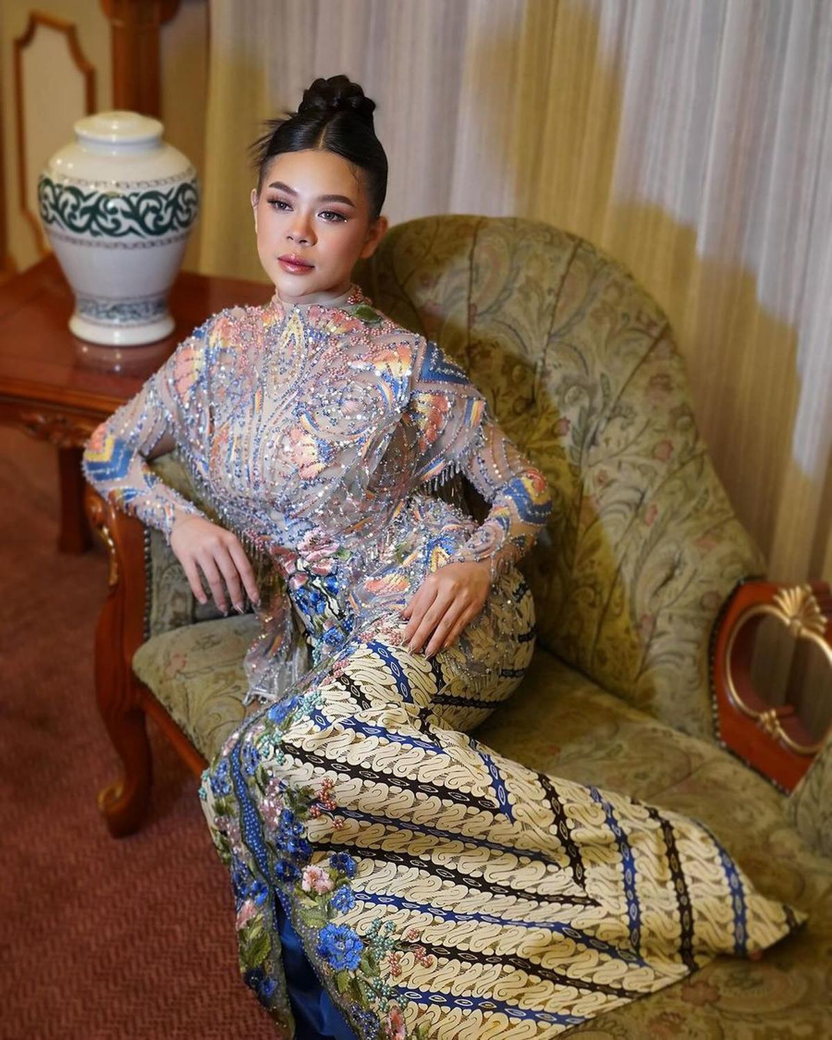 Kebaya Berkerah Tinggi Dengan Rambut Disanggul Ke Atas