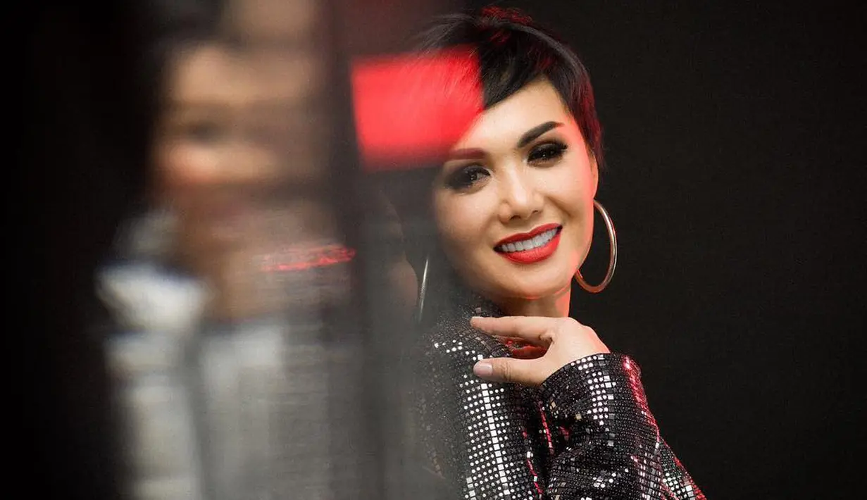 Yuni Shara Makin Fresh dan Awet Muda dengan Style Rambut Pendek - Photo