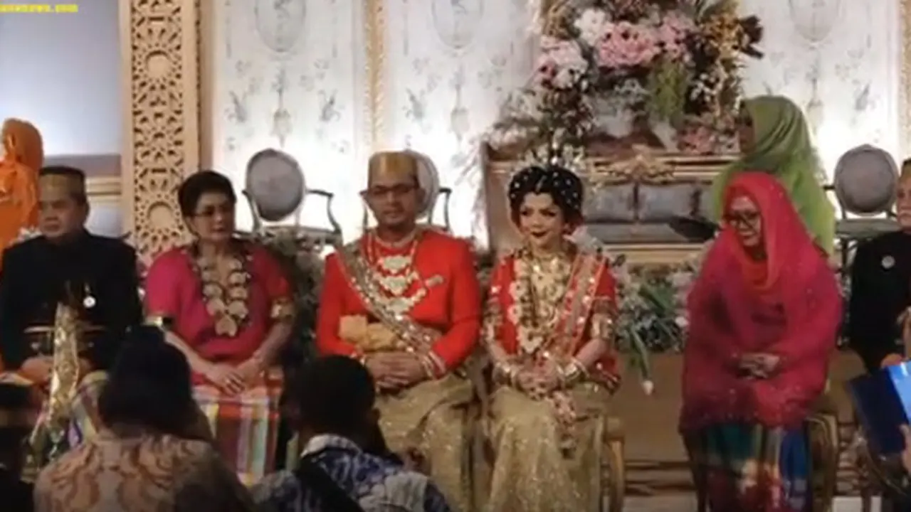 Pernikahan cucu Soeharto dalam balutan busana Bugis.