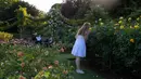 Anak perempuan mencium bunga-bunga mawar di Taman Bunga Ratu Mary di Regent's Park di London pada 25 Juni 2020. Inggris pada Kamis (25/6) mengalami hari terpanasnya tahun ini hingga sejauh ini, dengan suhu mencapai 33,3 derajat Celsius di Bandara Heathrow, menurut badan meteorologi. (Xinhua/Han Yan)