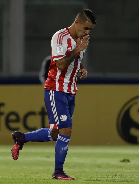  Penyerang Paraguay, Derlis Gonzalez melakukan selebrasi usia mencetak gol kegawan Argentina pada kualifikasi Piala Dunia 2018 di stadion Mario Kempes, Argentina (11/10). Paraguay menang atas Argentina dengan skor 1-0. (AP Photo/Natacha Pisarenko)