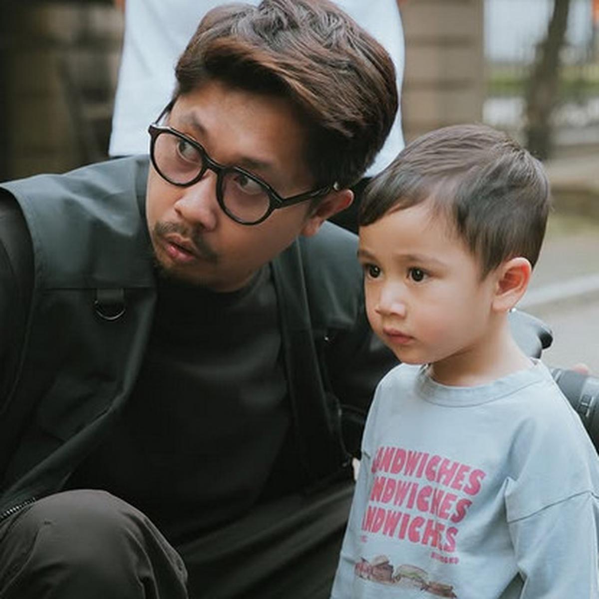 Dilaporkan Rayyanza ke Pak Ustaz, 5 Potret Ganteng Om Olik Fotografer Pribadi Keluarga 'Sultan Andara'