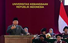 Momen Langka Prabowo Nyanyi Kasih Ibu Bareng Wisudawan UKRI, Bikin Haru Satu Aula