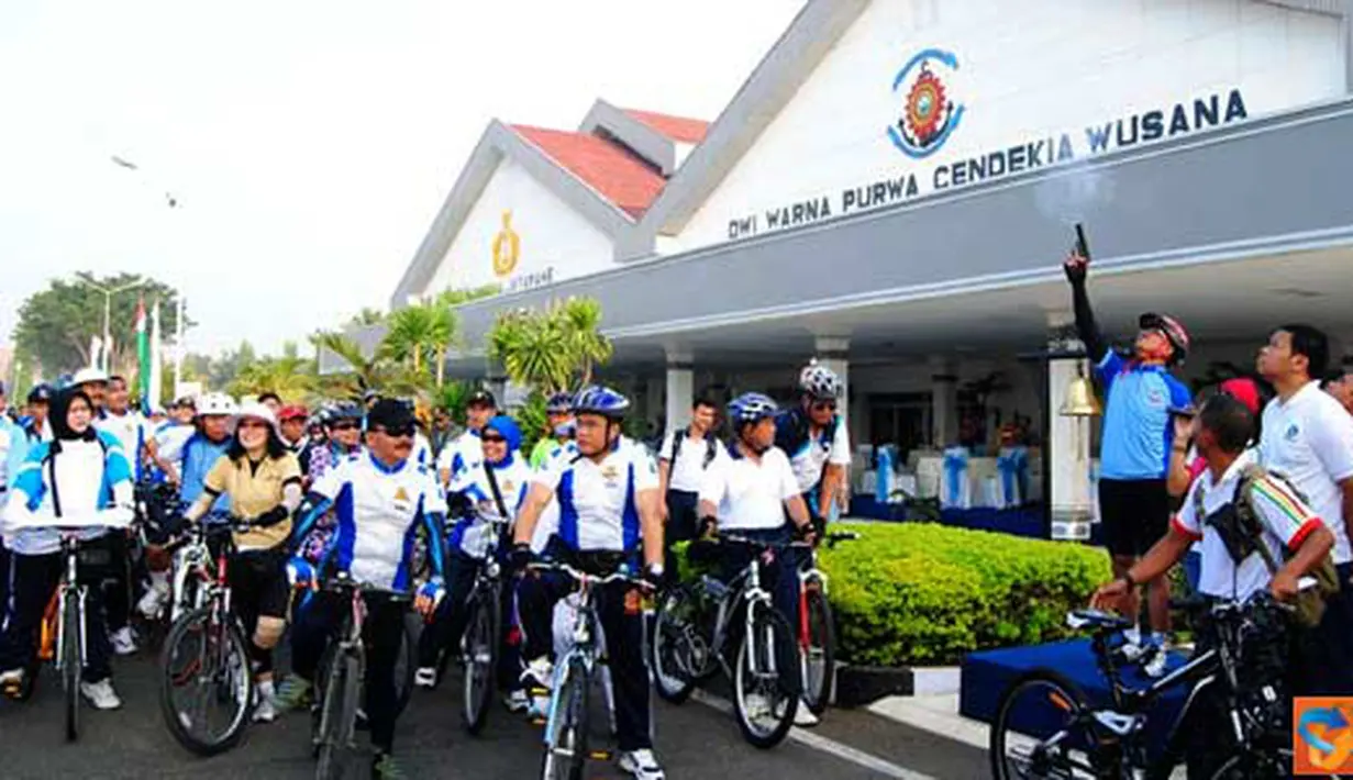 Citzien6, Surabaya: Dankobangdikal lepaskan tembakan, tanda start fun bike dimulai. (Pengirim: Penerangan Kobangdikal)