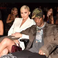 Kylie Jenner mendampingi Travis Scott di MTV VMA 2018. (Foto: People/Jeff Kravitz/FilmMagic)