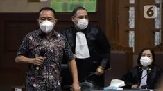 Terdakwa suap pengurusan fatwa MA serta penghapusan nama terpidana pengalihan hak tagih Bank Bali dari daftar red notice Polri, Djoko S Tjandra (kiri) saat sidang tuntutan di Pengadilan Tipikor Jakarta, Kamis (4/3/2021). Djoko Tjandra dituntut 4 tahun penjara. (Liputan6.com/Helmi Fithriansyah)