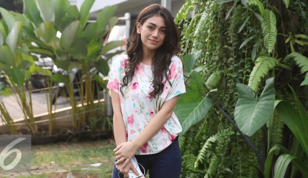 Celine Evangelista ditemui di lokasi syuting di kawasan Cibubur, Jakarta Timur, Senin (18/7). Artis muda ini menampik kabar pernikahan sejenis dan perusak rumah tangga orang lain. (Liputan6.com/Herman Zakharia)