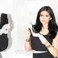 Kendall + Kylie, merek fesyen kedua saudara Jenner akan segera luncurkan koleksi sepatu mereka.