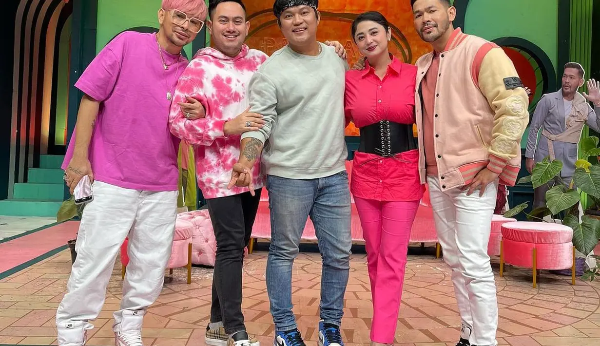 Inspirasi tampil dalam warna bold dan berani, gaya pinky. (IG @dewiperssik9)