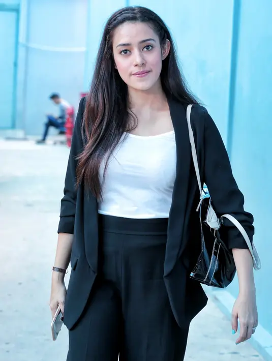 Kegagalan dengan suami pertama itu membuat dirinya tidak ingin lagi terburu-buru. Ia tidak mau lagi gagal dalam membina rumah tangganya kelak. (Adrian Putra/Bintang.com)