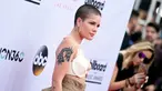 Penyanyi Halsey berpose di depan kamera saat menghadiri ajang penghargaan musik bergengsi Billboard Music Awards 2017 di Las vegas, Minggu (21/5). Di karpet merah, Halsey hanya mengenakan bra putih sebagai atasan. (Photo by Richard Shotwell/Invision/AP)
