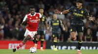 Gelandang Arsenal, Eddie Nketiah membawa bola dari kawalan pemain Aston Villa, Tyrone Mings selama pertandingan lanjutan Liga Inggris di Stadion Emirates di London, Kamis (1/9/2022). Arsenal menag tipis atas Aston Villa 2-1. (AP Photo/David Cliff)