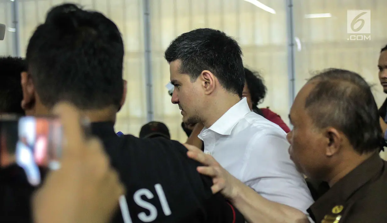 Artis Steve Emmanuel (tengah) meninggalkan ruangan usai sidang putusan kasus narkoba di Pengadilan Negeri Jakarta Barat, Selasa (16/7/2019). Hakim menilai Steve Emmanuel terbukti melanggar pasal 112 ayat (2) UU RI Nomor 35 Tahun 2009 tentang Narkotika. (Liputan6.com/Faizal Fanani)