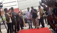 Menantu Presiden Jokowi yang juga Wali Kota Medan, Bobby Nasution menyambangi Kantor DPP PKB di Menteng, Jakarta Pusat, Selasa (4/6/2024). Kedatangan Bobby disambut dengan hamparan karpet merah. (Liputan6.com/Muhammad Radityo Priyasmoro)