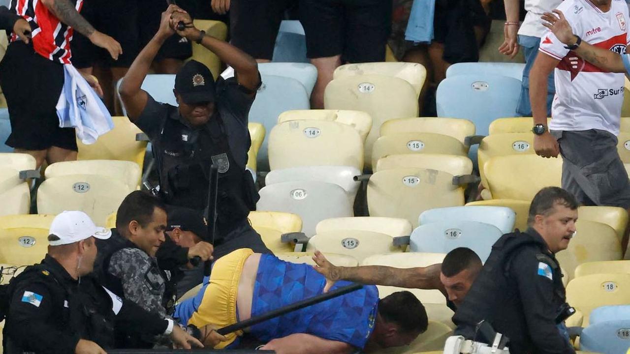 Bentrokan terjadi menjelang laga Brasil vs Argentina dalam Kualifikasi Piala Dunia 2026 Zona Amerika Selatan di Stadion Maracana, Brasil, Rabu (22/11/2023) pagi WIB. Aparat kepolisian terlihat memukuli suporter tim tamu dalam kericuhan tersebut.