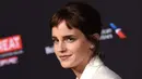 Aktris Emma Watson tiba di BAFTA Los Angeles Awards Season Tea Party di Four Season Hotel di Beverly Hills, California, (6/1). Bintang film 'Beauty and the Beast' ini tampil beda dengan berponi pendek. (AFP Photo/Chris Delmas)