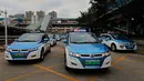 Armada taksi bertenaga listrik terlihat di kota Shenzhen, sebelah selatan China pada 7 Januari 2019. Taksi listrik dilengkapi dengan terminal on-board yang memberi tahu pengemudi di mana taksi kurang, seperti bandara, atau lokasi lainnya. (AP/Vincent Yu)