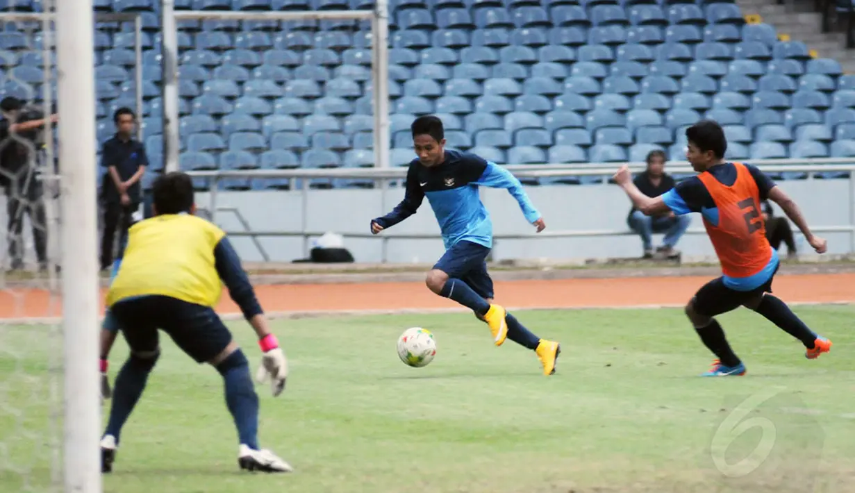 Evan Dimas (tengah) berlari saat berlatih bersama timnas Indonesia di Stadion GBK Jakarta, Kamis (13/11/2014). (Liputan6.com/Helmi Fithriansyah)