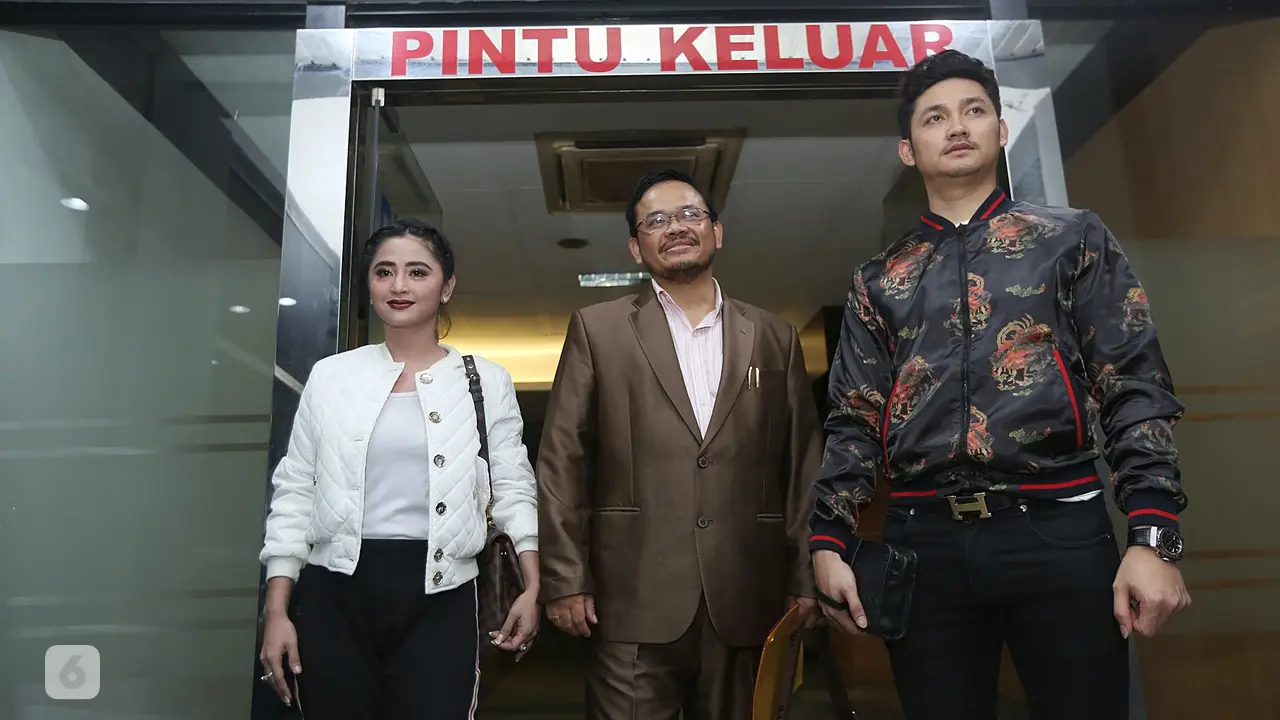 [Bintang] Dewi Perssik dan Angga Wijaya