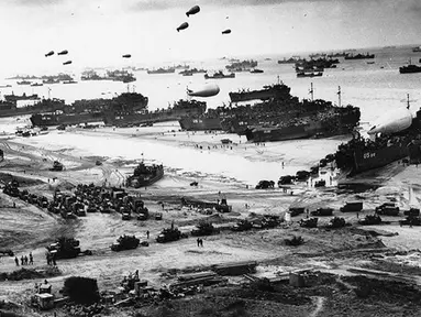 Beberapa kendaraan tempur turun dari kapal LST di Normandia, Perancis pada Juni 1944 silam. (AFP PHOTO/US NAVY Historical Center)