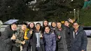 Ryu Seung Ryeong berfoto bersama para pemain dan kru. Mengambil gambar adegan aksi di tengah cuaca yang sangat dingin tentu bukan hal yang mudah. (Foto: Instagram/ ryuseungryong_)