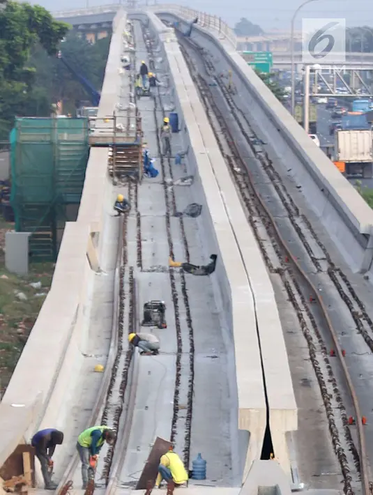 Pekerja memasang besi untuk rel proyek Light Rail Transit (LRT) Jabodebek di Jakarta, Minggu (12/8). Progres pembangunan proyek yang dimulai sejak 2015 tersebut sampai saat ini telah mencapai 41 persen. (Liputan6.com/Immanuel Antonius)