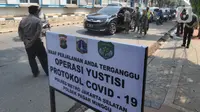 Petugas gabungan menggelar Operasi Yustisi Protokol COVID-19 di Jati Padang, Jakarta Selatan, Kamis (17/9/2020). Operasi itu untuk menegakan penerapan protokol kesehatan, terutama dalam penggunaan masker guna menekan penyebaran virus corona. (merdeka.com/Arie Basuki)