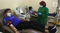 Penyintas COVID-19 melakukan donor plasma konvalesen di PMI DKI Jakarta, Selasa (19/1/2021). Sebanyak 307 penyintas COVID-19 per 1 hingga 15 Januari 2021 telah mendonorkan plasma konvalesen. (Liputan6.com/Herman Zakharia)