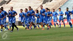 Sejumlah pemain Persib berlari saat latihan jelang laga final Turnamen Piala Bhayangkara 2016 di Stadion GBK Jakarta, Sabtu (2/4/2016). Laga final Piala Bhayangkara 2016 mempertemukan Persib Bandung dan Arema Cronus. (Liputan6.com/Helmi Fithriansyah)