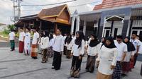 Bupati Banyuwangi Ipuk Fiestiandani mengeluarkan kebijakan khusus bagi Aparatur Sipil Negara (ASN) kenakan sarung dan peci. Foto: Pemkab Banyuwangi