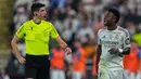Situasi memanas ketika, Simeone memberikan gestur ke Vinicius dengan mengarahkan tangannya ke kuping dan tribun stadion. Pemain Brasil tersebut tidak terima dan terlibat cekcok dengan Simeone. (AP Photo/Altaf Qadri)