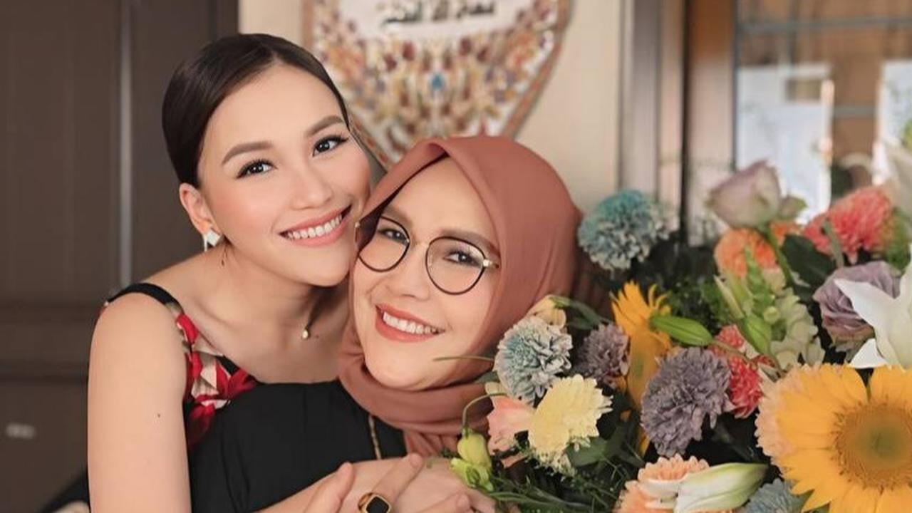 Ayu Ting Ting Jadi Artis Sukses, Keluarga Boyong 16 Orang Untuk Umrah Bareng - Bahagia Bisa Kembali ke Tanah Suci