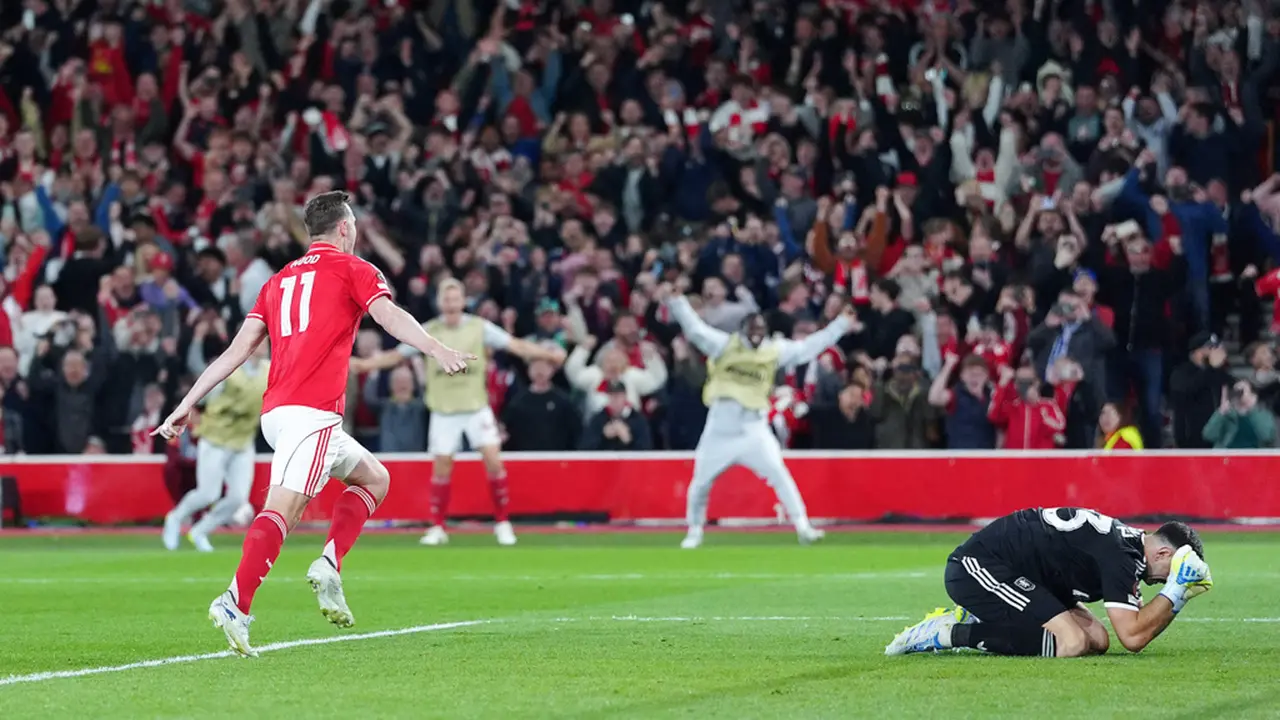 Foto: Momen Emiliano Martínez Gagal Tepis Tendangan Penalti Chris Wood, Aston Villa Keok dari Nottingham Forest di Semifinal Liga Europa