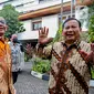 Prabowo dan Mahfud terlihat saling bersalaman dan melambaikan tangan kepada awak media yang memantau dari luar pagar. (Liputan6.com/Faizal Fanani)