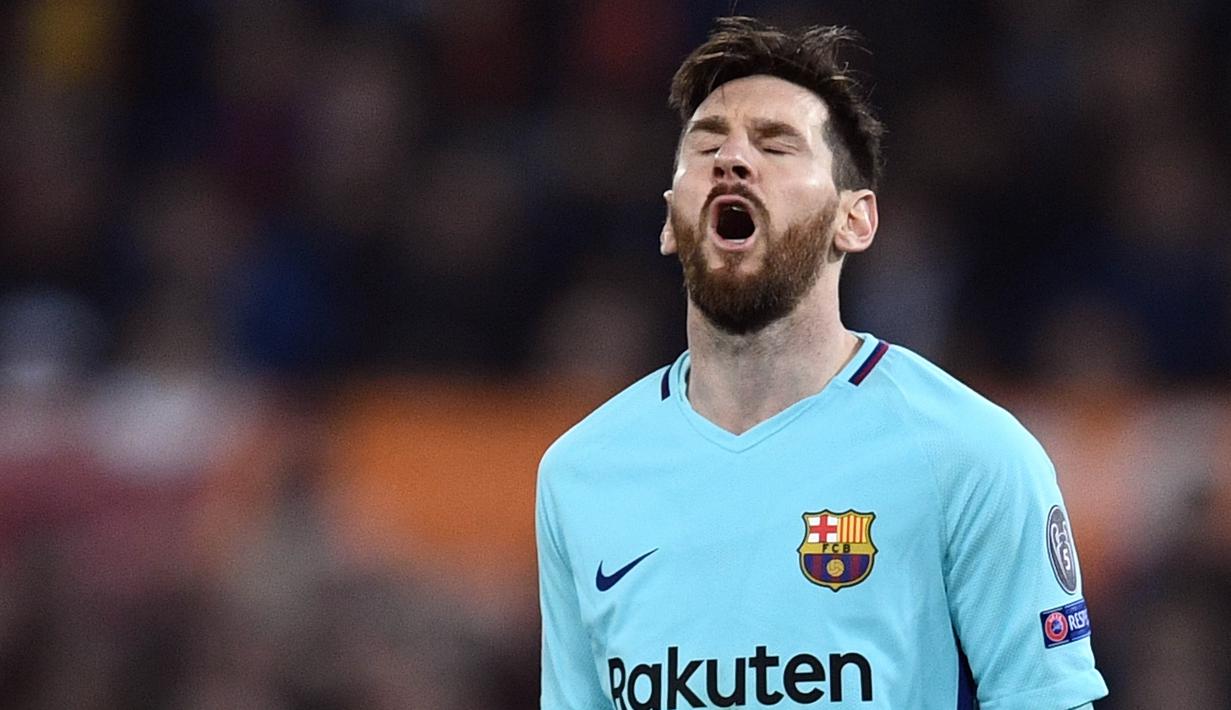 Striker Barcelona, Lionel Messi, tampak kecewa usai ditaklukkan AS Roma pada laga leg kedua perempat final Liga Champions, di Stadion Olimpico, Selasa (10/4/2018). AS Roma menang 3-0 atas Barcelona. (AFP/Filippo Monteforte)