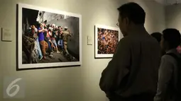 Pengunjung di depan sebuah foto saat Roadshow pameran foto APFI di Galeri Foto Jurnalistik Antara, Jakarta, Minggu (9/10). Pameran ini ini berlangsung hingga 21 Oktober 2016. (Liputan6.com/Gempur M. Surya)