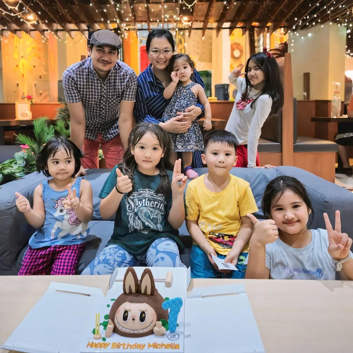 Jarang Tersorot, Ini Potret Keluarga Rama Michael dengan 6 Anak yang Selalu Hangat