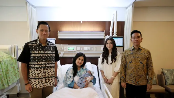 Baru Terungkap! Selvi Ananda Tampil Anggun Saat Jenguk Annisa Pohan Pasca Melahirkan Anak Kedua