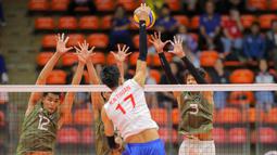 Timnas Bola Voli Putra Indonesia menundukkan Vietnam dengan skor 3-2 (21-25, 20-25, 25-22, 25-19, 15-10) pada semifinal SEA Games 2025 yang digelar di Hua Mak Stadium, Bangkok, pada Kamis (18/12/2025). (Bola.com/Bagaskara Lazuardi)