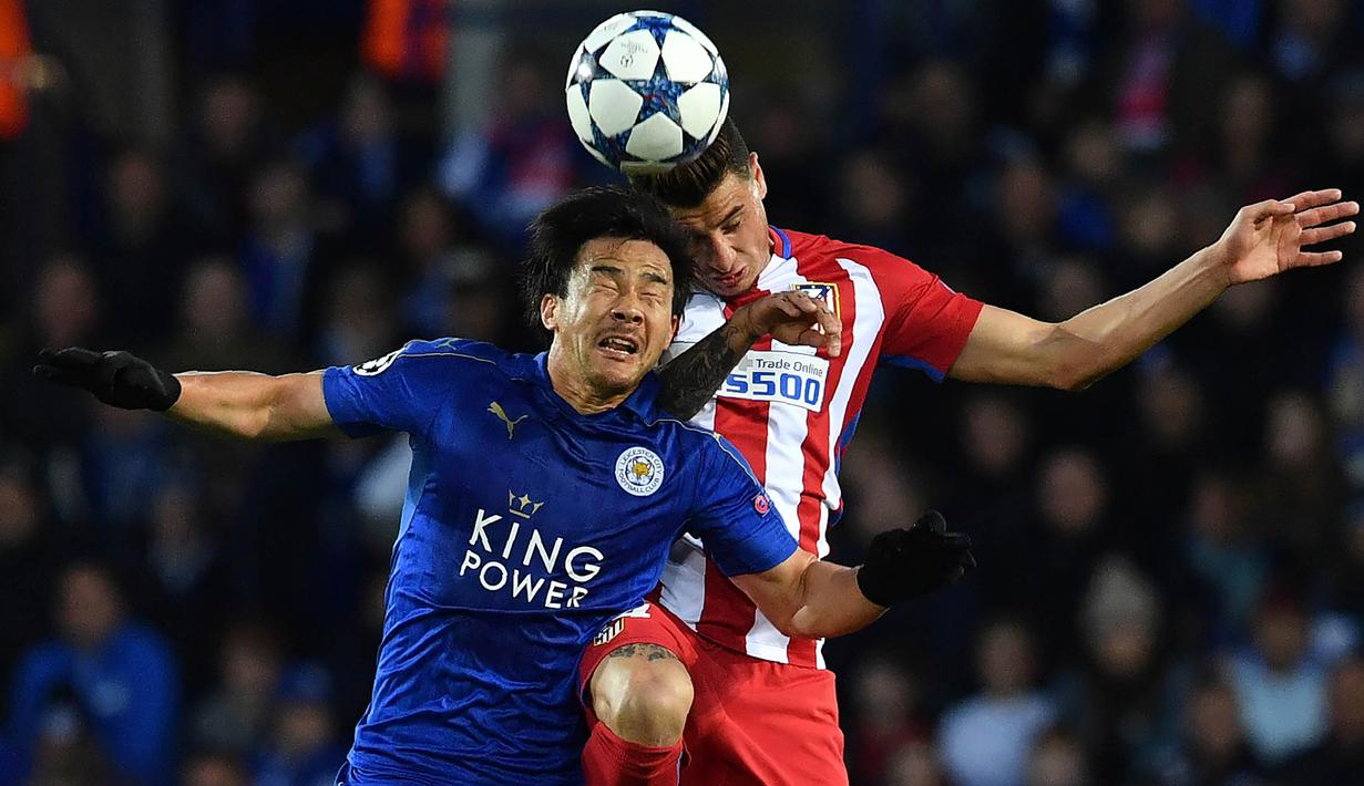 Striker Leicester, Shinji Okazaki, menyundul bola saat melawan Atletico Madrid pada laga leg kedua Liga Champions di Stadion King Power, Inggris, Selasa (18/4/2017). Meski imbang 1-1, Atletico lolos ke semifinal dengan agregat 2-1. (AFP/Ben Stansall)