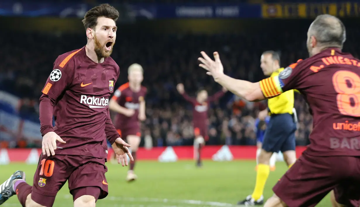 Gelandang Barcelona, Lionel Messi, merayakan gol yang dicetaknya ke gawang Chelsea pada laga Liga Champions di Stadion Stamford Bridge, London, Selasa (20/2/2018). Chelsea sementara unggul 1-0 atas Barcelona. (AP/Alastair Grant)