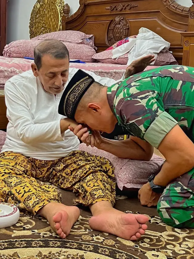 Letkol Marinir Edy Effendi kunjungi Habib Luthfi bin Yahya yang ada di Pekalongan, Jawa Tengah.
