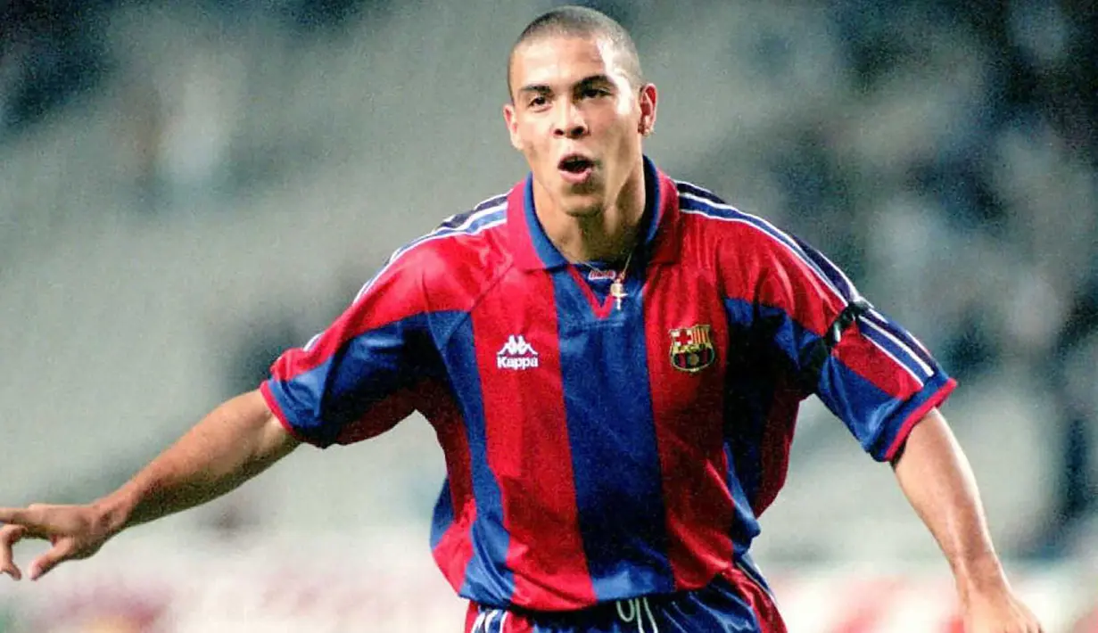 Ronaldo Nazario yang telah pensiun pada Februari 2011 bersama Corinthians pernah berseragam Barcelona hanya semusim saja pada 1996/1997. Ia didatangkan Barcelona dari PSV Eindhoven pada awal musim 1996/1997 dengan nilai transfer 15 juta euro. Meski gagal mempersembahkan gelar La Liga 1996/1997, ia mampu menjadi top skor dengan 34 gol. Bersama Barcelona ia total tampil dalam 49 laga di semua kompetisi dengan torehan 47 gol dan 13 assist. (AFP/EFE/Andreu Dalmau)