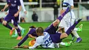Pemain Fiorentina, Federico Bernardeschi (kiri), terjatuh saat berebut bola dengan pemain Inter, Miranda, dalam laga Serie A Italia di Stadion di Artemio Franchi, Firenze, Senin (15/2/2016) dini hari WIB. (EPA/Maurizio Degl' Innocenti)